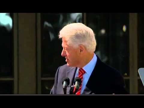 Clinton jokes about nude portraits at Bush library opening